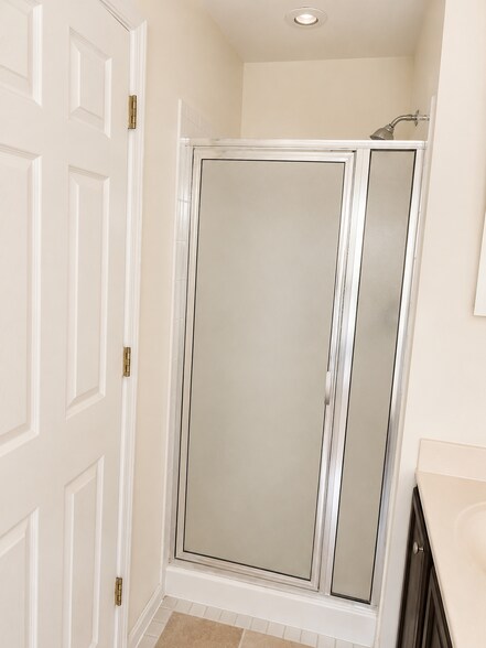 Main bathroom shower - 109 Coral Reef Ct