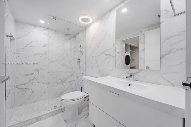 Building Photo - 7601 E Treasure Dr