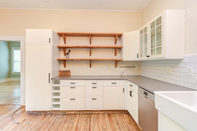 Building Photo - 510 Oakwood Ave