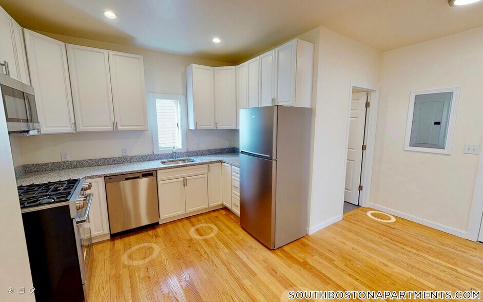 Building Photo - 525 E 3rd St