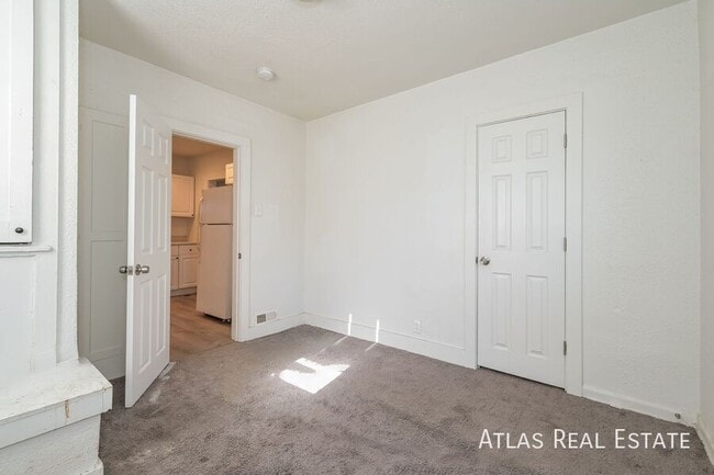 Building Photo - 4424 W Alameda Ave