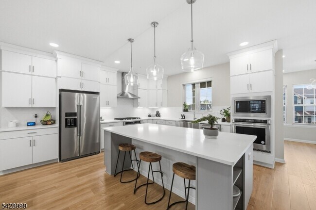 Building Photo - 19 Dahlia Dr
