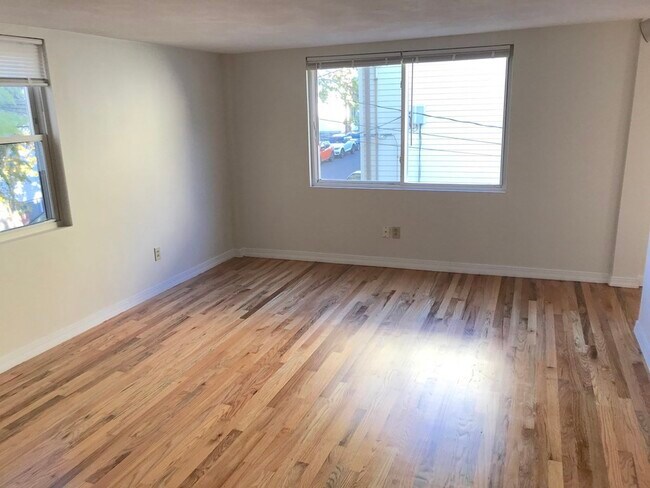 Building Photo - 144 Thorndike St