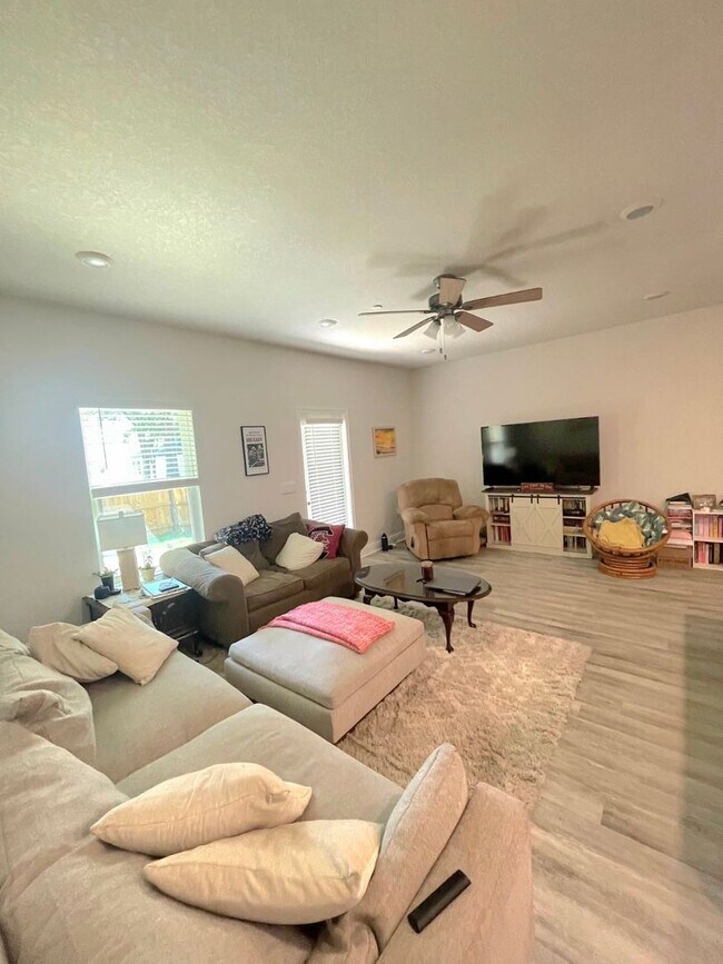 Building Photo - Must see newer Townhome!