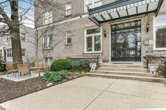 Building Photo - Sun Drenched Top Floor Dupont Circle One B...