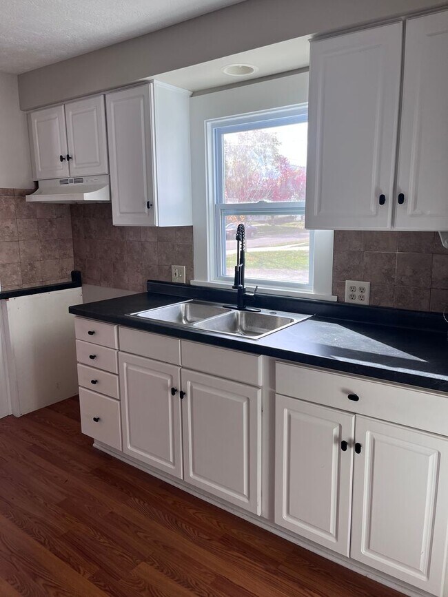 Primary Photo - 1615 1617-1617 Canadian Ave