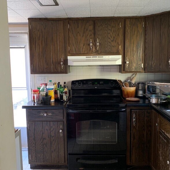 Smooth top electric stove - 209 E Vermilya Ave