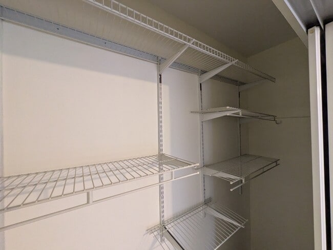 Building Photo - Spacious 3BR / 2BA Condo in Buffalo Grove private balcony, fireplace - Rent includes Heat,  Water...