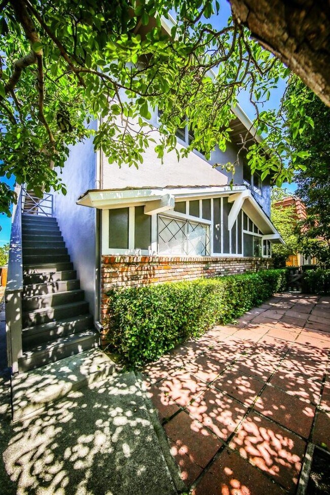 Building Photo - EBN T 428