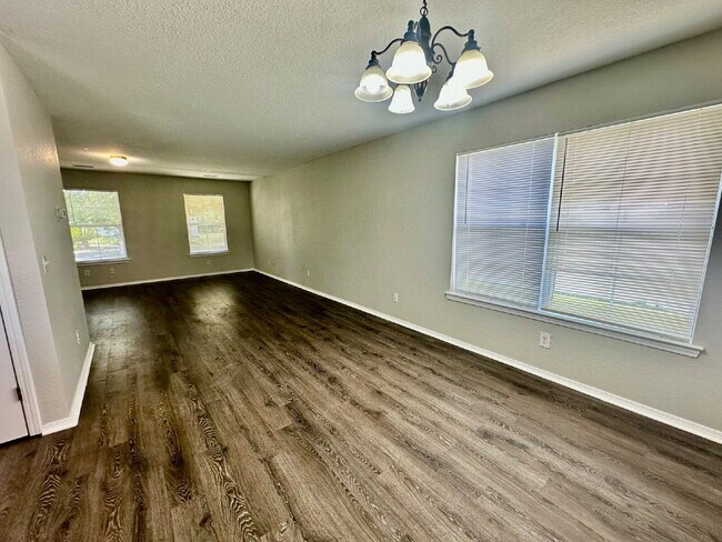 Building Photo - Three Bedroom, University Park Home!