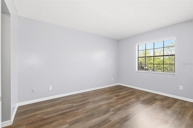 Building Photo - 10 N Fairfax Ave