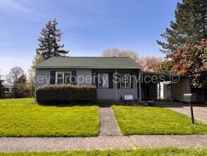 Building Photo - Adorable Longview Bungalow on Large Corner...