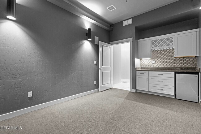 Building Photo - 2801 Tierra Garden Dr