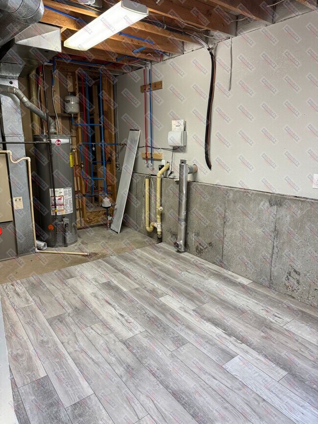 Building Photo - Property Agent Owned