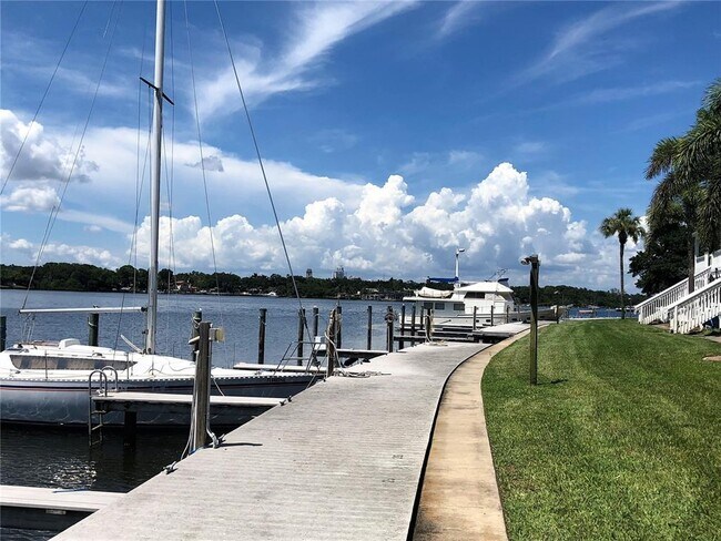 Building Photo - 204 Pompano Dr SE