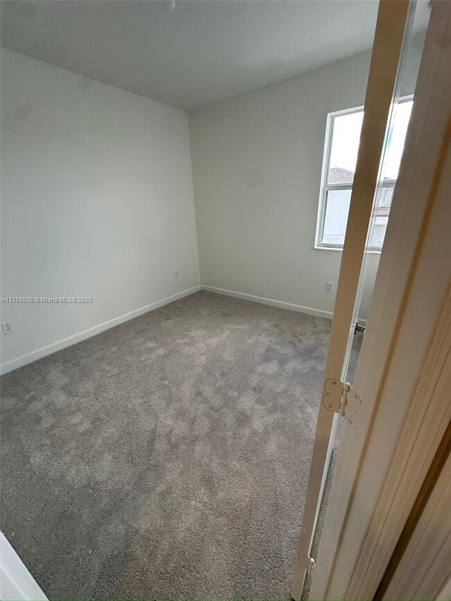 Building Photo - $2,450 2848 SE 26 Ter