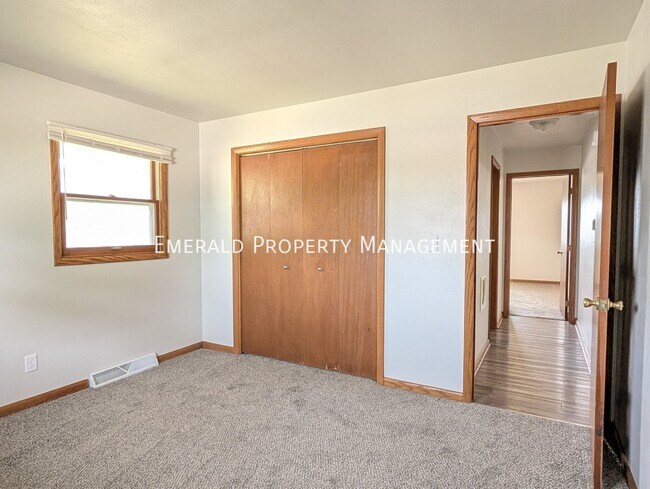 Building Photo - 570 N Mulford Rd