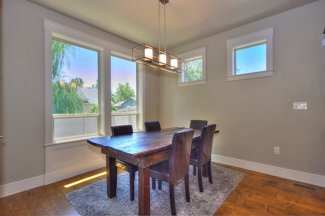 Building Photo - Beautiful Custom Home in Great Location