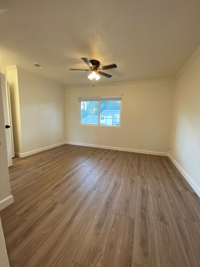 Building Photo - Tastefully Renovated Townhouse Available t...