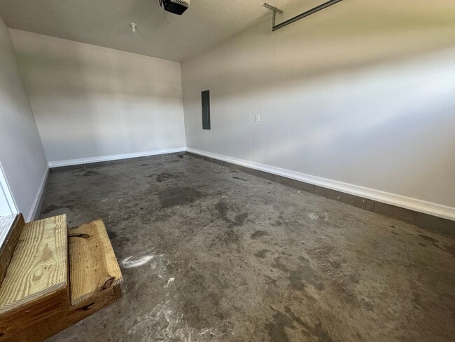 Building Photo - Newly Renovated 3BR 2BA home close to GM, ...