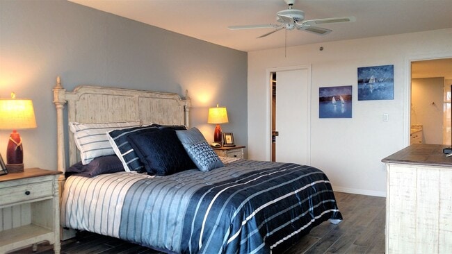 Building Photo - Seasonal Short-Term 2-Bedroom 2-Bathroom Condo located on Venice Island!