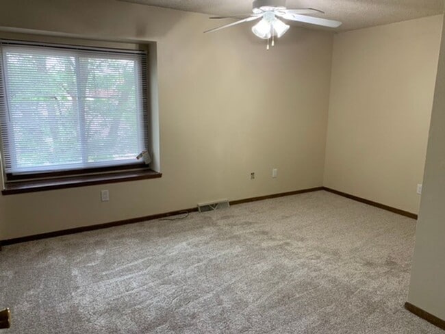Building Photo - 2 BR, 1.5 BA Clive split level duplex.  Deck and one car attached garage.