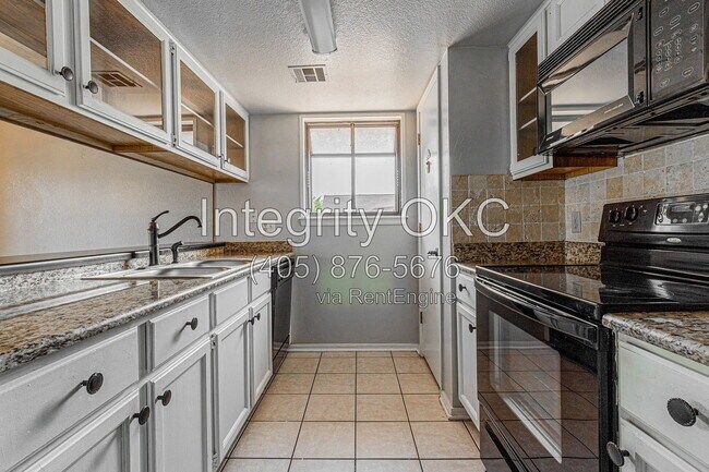 Building Photo - 4400 Hemingway Dr