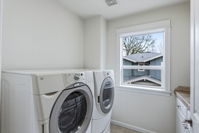 Building Photo - Beautiful 3 Bedroom/2.5 Lake Oswego