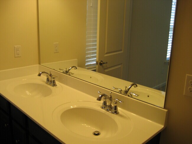 Building Photo - 360 Spring Hill Pl