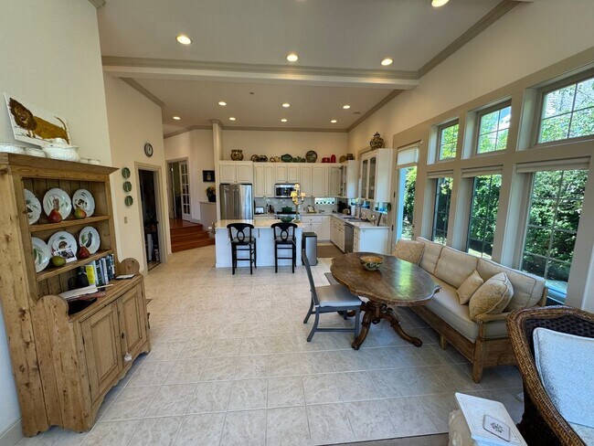 Building Photo - 4bd/4ba Kirkland House