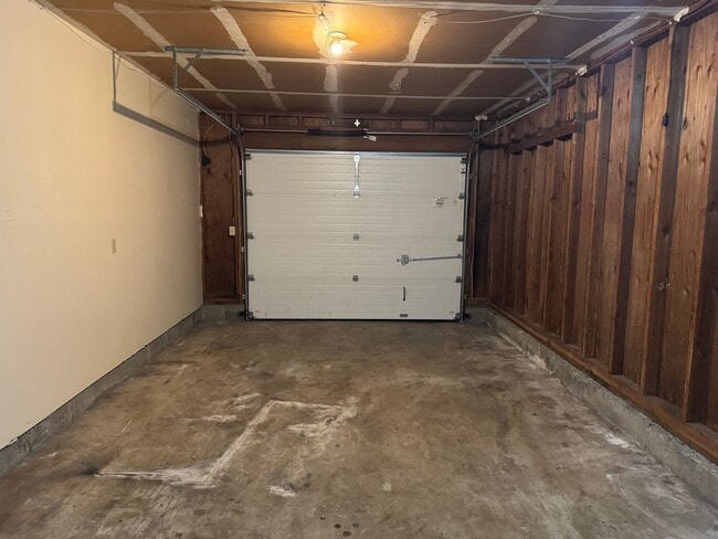 Building Photo - Lovely 2-bedroom/1-bathroom duplex with garage!