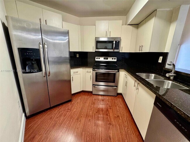 Building Photo - 9731 Fontainebleau Blvd
