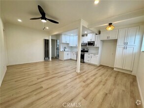 Building Photo - 1438 E 59th St