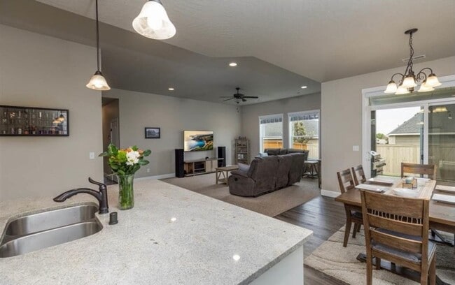Building Photo - Beautiful 4 Bedroom Home in South Kennewick's Cherry Creek Neighborhood