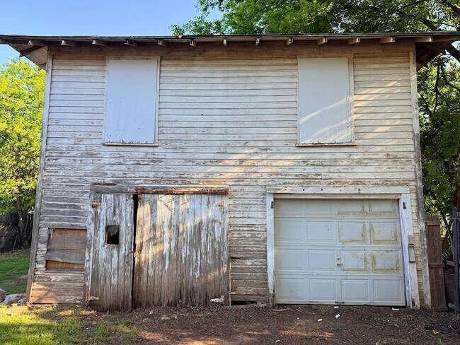 Building Photo - 1916 7th St