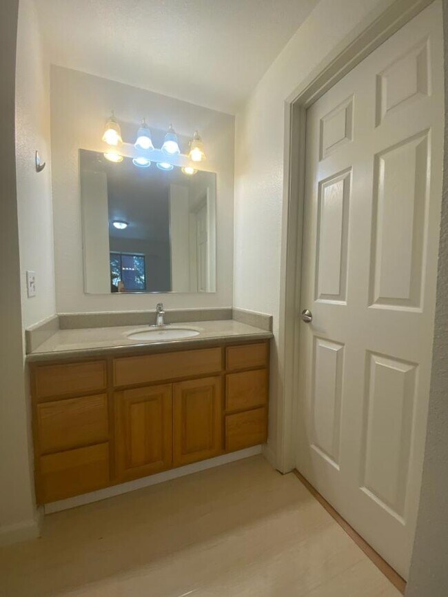 Building Photo - 2 bedroom in San Rafael CA 94901