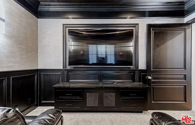 Building Photo - 5225 Topeka Dr