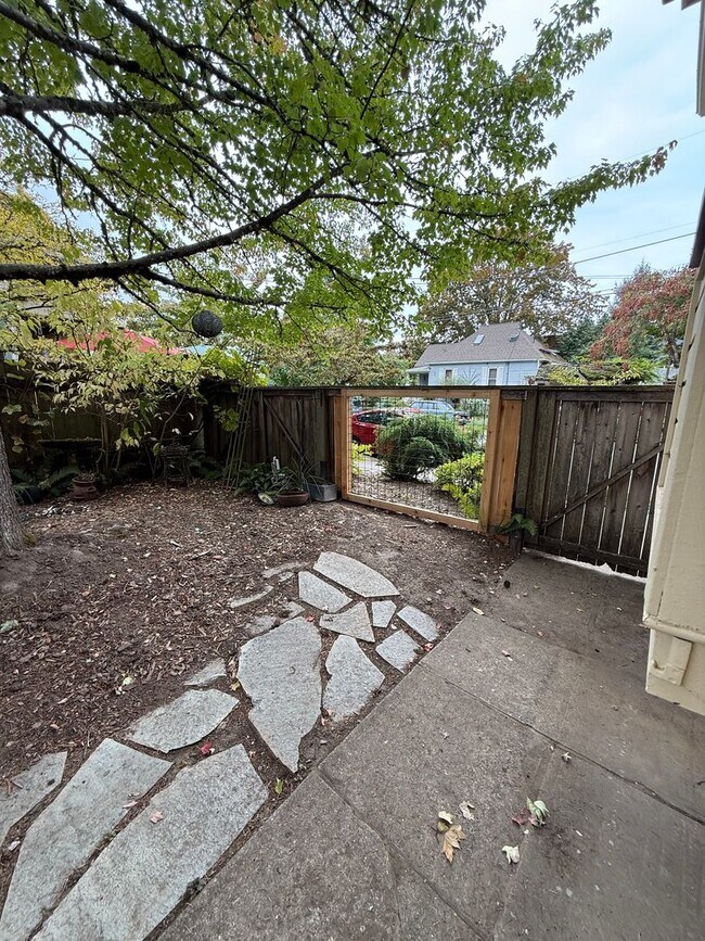 Building Photo - Charming Sellwood Gem in the Heart of SE P...
