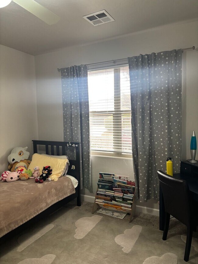 Building Photo - Charming 4 Bedroom 2.5 bath house in a Gat...