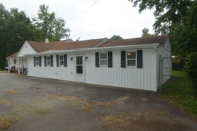 Building Photo - Updated and Charming 3 Bedroom 1.5 Bathroo...