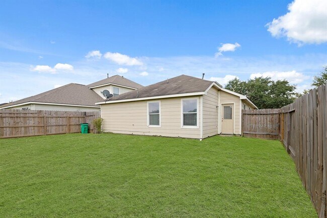 Building Photo - 1907 Wooded Acres Dr