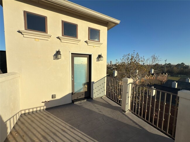 Building Photo - 5640 Larkin St