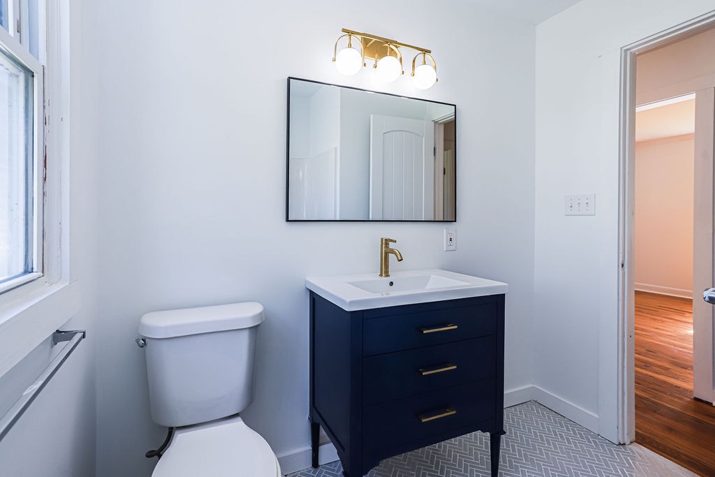 Updated bathroom with new tile floors & vanity - 2016 Hawthorne St