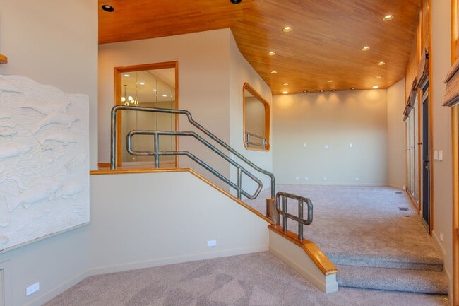 Building Photo - Extraordinary 5-Bed / 5-Bath Oceanfront Pr...