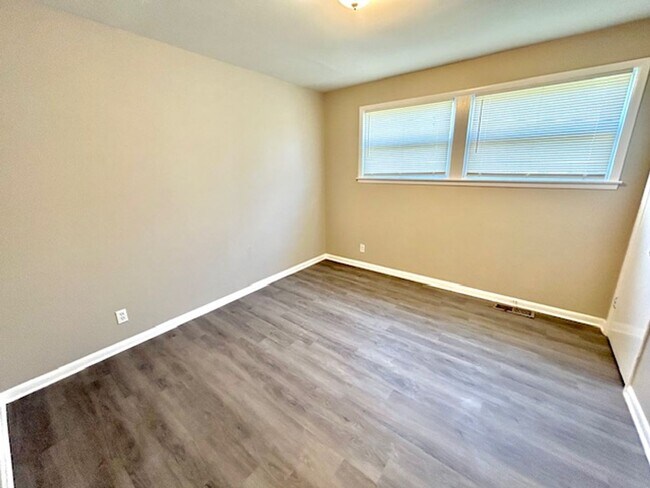 Building Photo - 3902 Lakeview Dr NW