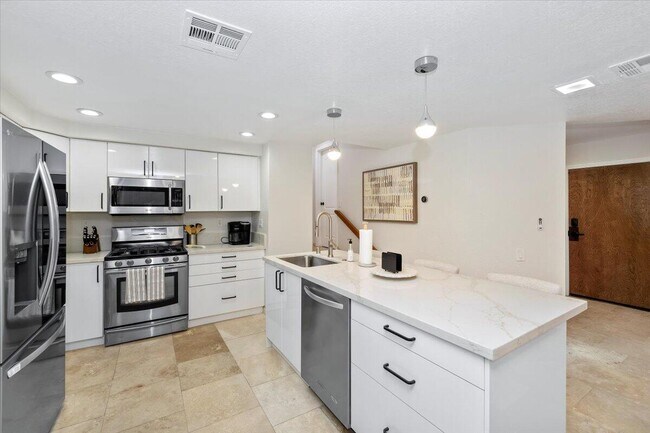 Building Photo - 73417 Foxtail Ln