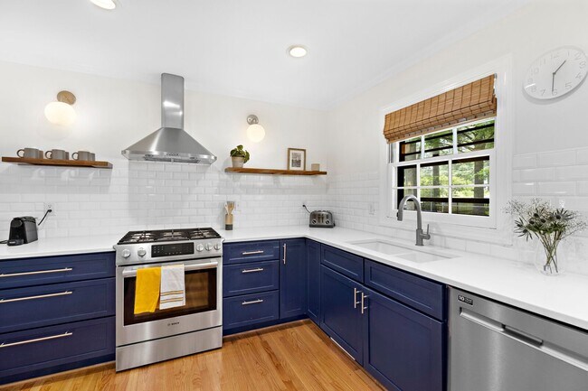 Building Photo - Fully Furnished Home, Short Term Leases Op...
