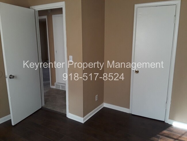 Building Photo - Spacious 4 Bedroom House