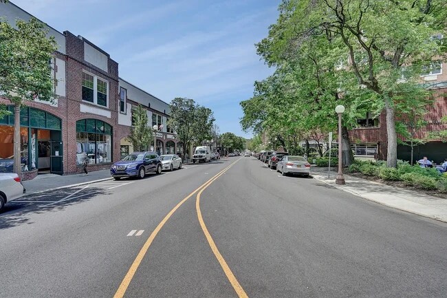 Building Photo - 9 Bronxville Ln