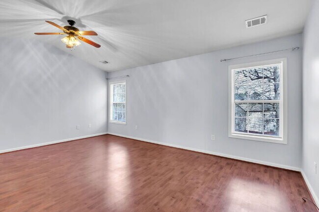 Building Photo - Spacious 4BR Home w/ Screened Porch, Fenced Yard & Great Location